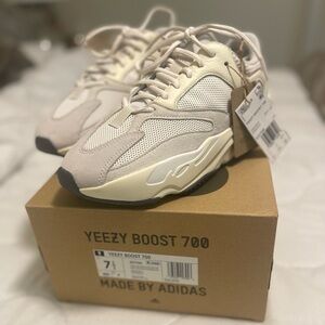 Adidas Yeezy Boost 700 (Analog) Sneakers NWT